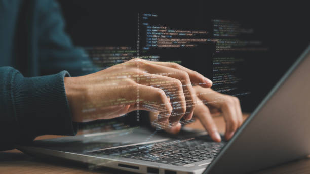 hombre trabajando en una computadora