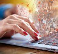 mujer trabajando en una computadora